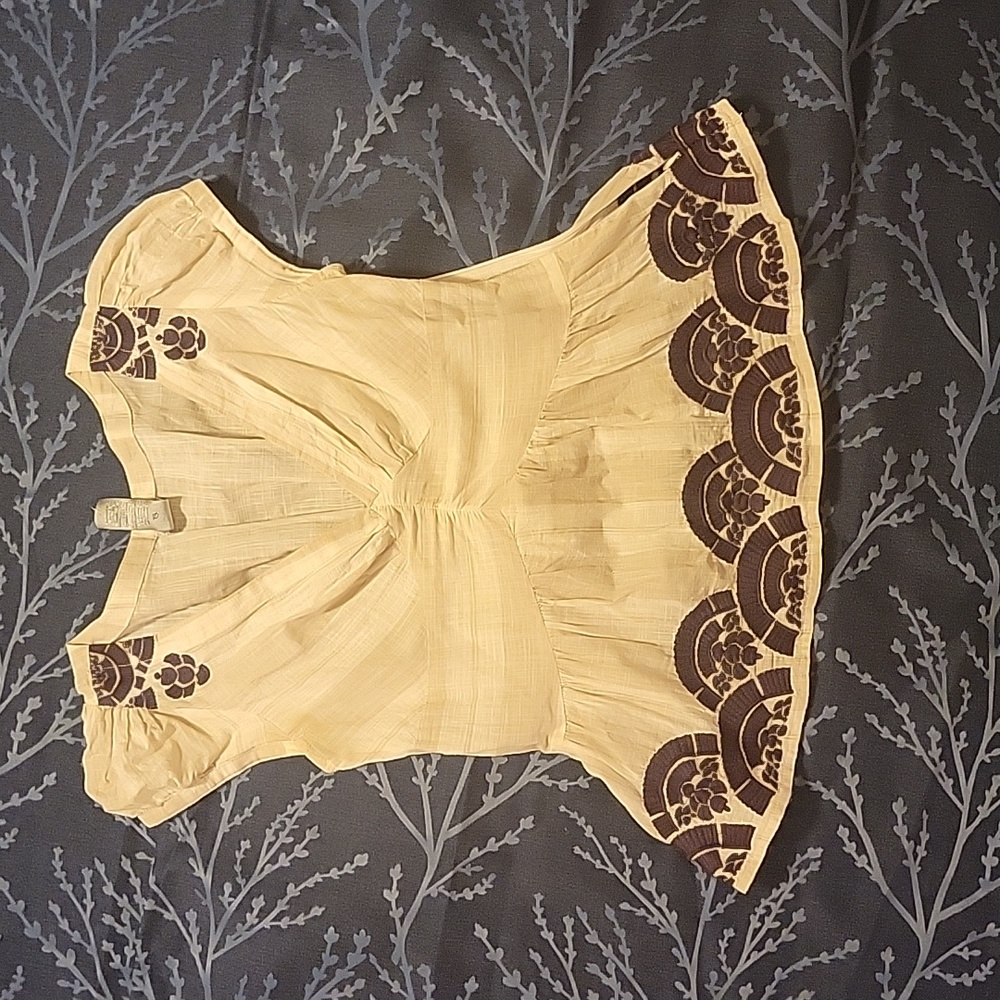 Linen top with embroidery